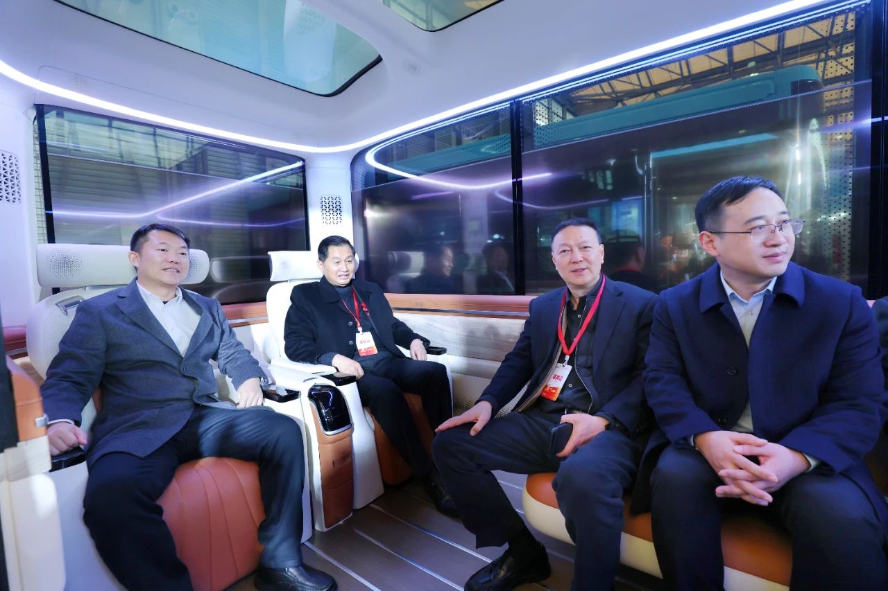科技驅(qū)動(dòng) 智能未來 吉利星際首款智能駕駛導(dǎo)覽車亮相2024上海國(guó)際客車展(圖5)
