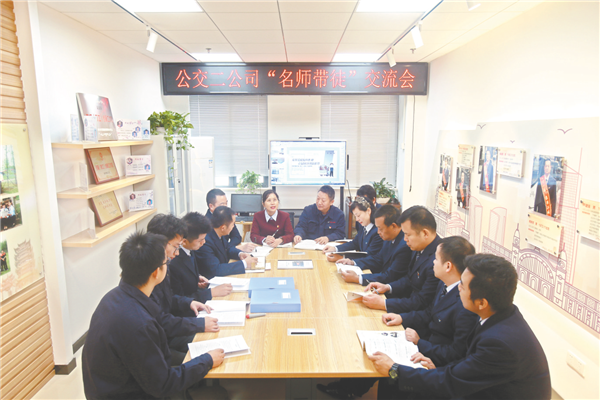 武漢“大城工匠”鄭春明——“教授”汽修工出彩打磨“卓越”公交(圖2) 圖片