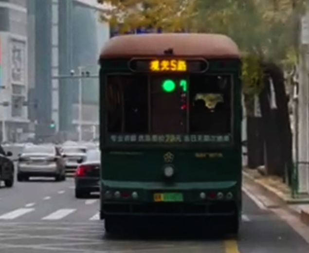 車尾“預報”前方路口紅綠燈？真的！ 這輛公交車變身“移動交通信號燈”(圖1)