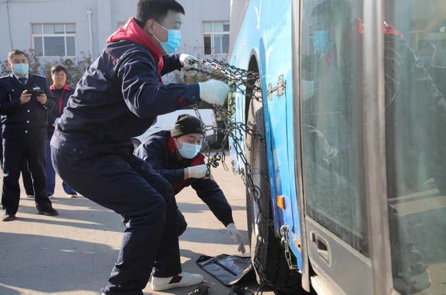 備戰冰雪，城陽巴士工會舉辦掛裝防滑鏈條大比武(圖3)